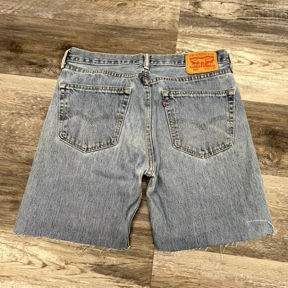 Levis Shorts 505 Light Wash Blue Mens 32 Cutoff‎ Denim Jean Shorts Jorts Red Tab - Picture 1 of 10